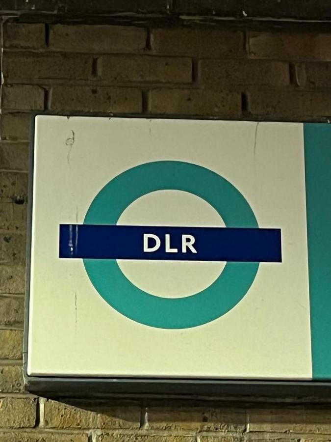 Luxurious Dlr Apartment London Exterior photo